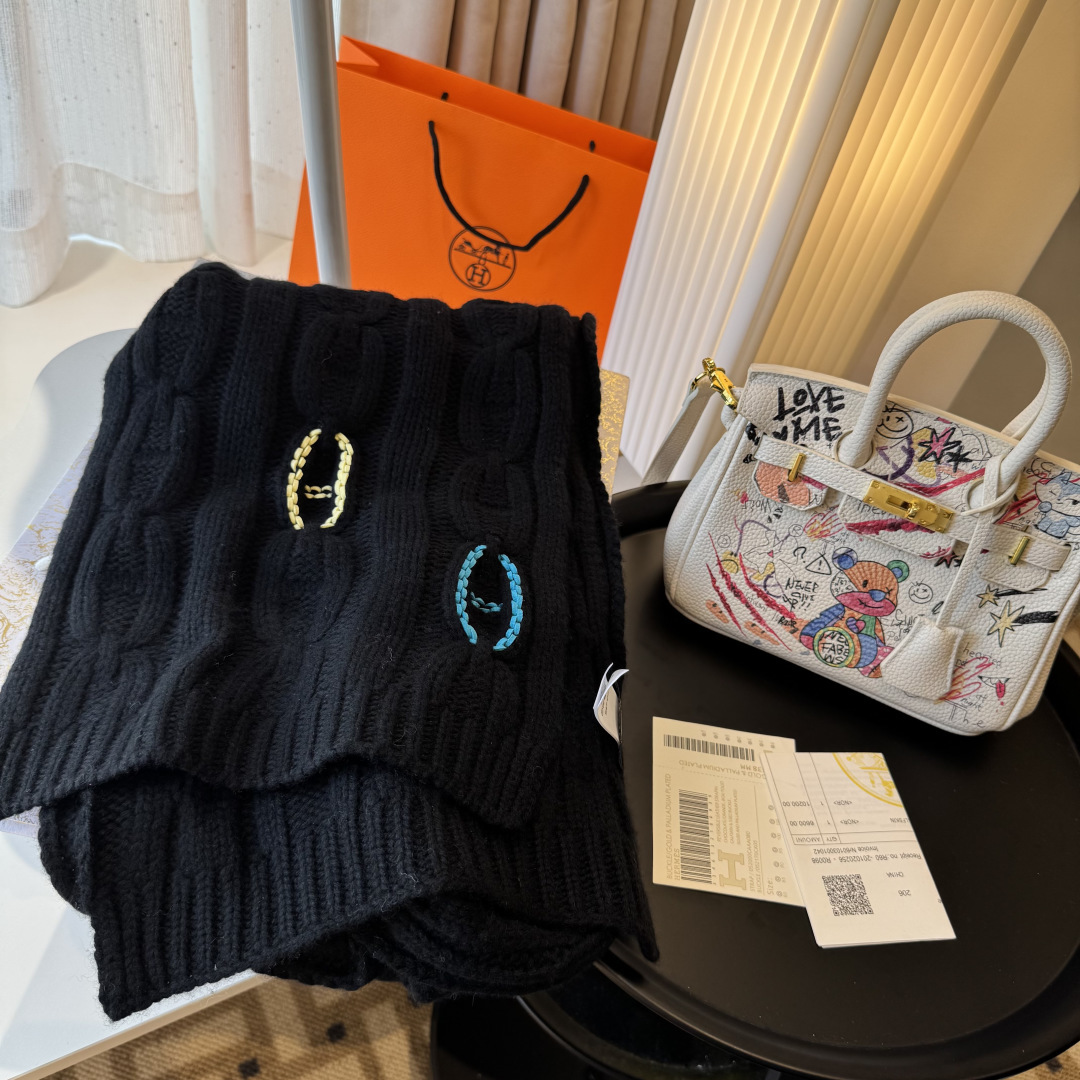 H家经典猪鼻子麻花围巾:经典款，可以搭配很多年，毫不夸张!叠搭裹头外披实用的时髦造型都可以驾驭!面料采用