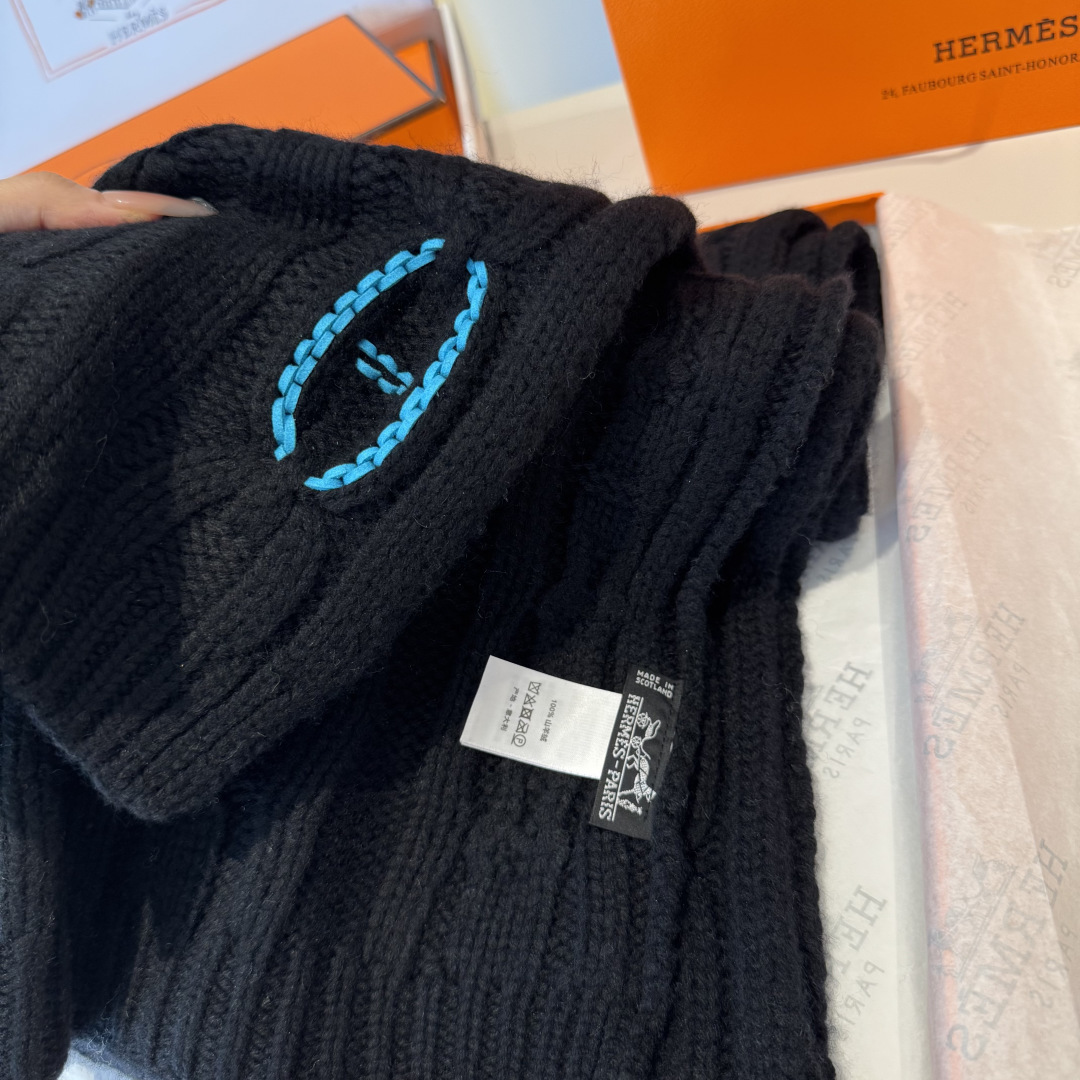 H家经典猪鼻子麻花围巾:经典款，可以搭配很多年，毫不夸张!叠搭裹头外披实用的时髦造型都可以驾驭!面料采用