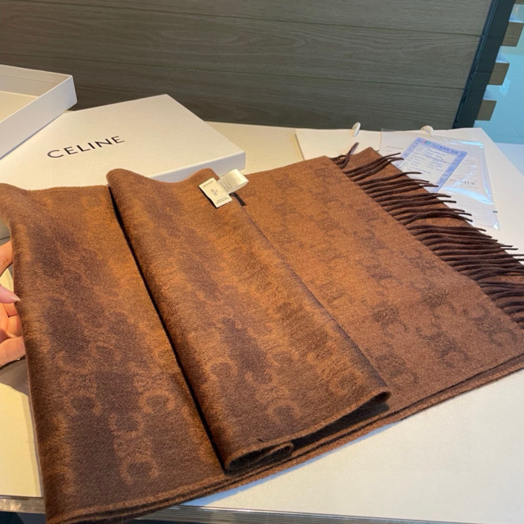 凯旋门散林老花羊绒围巾终于出货了……很多宝宝要的上身图来啦！羊绒的质地戴起来软乎乎超舒服！双面明暗对比色