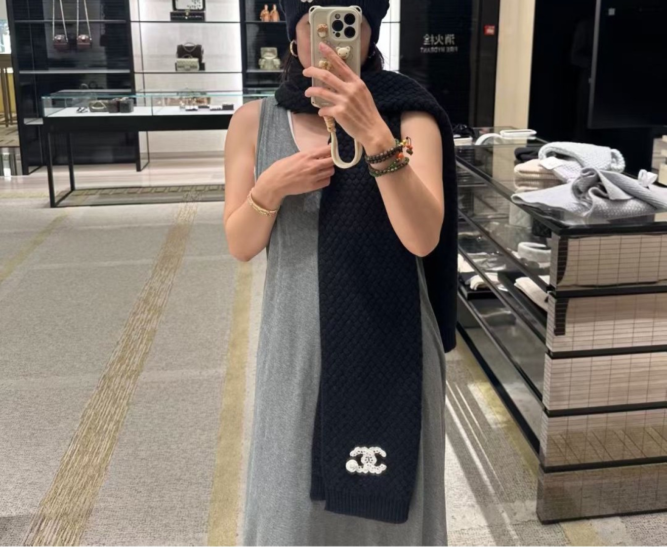 【香奶奶针织鳞片花纹羊绒围巾】以100%珍稀羊绒织就，30*180cm修长尺寸如云朵般轻盈环绕颈间。鳞片