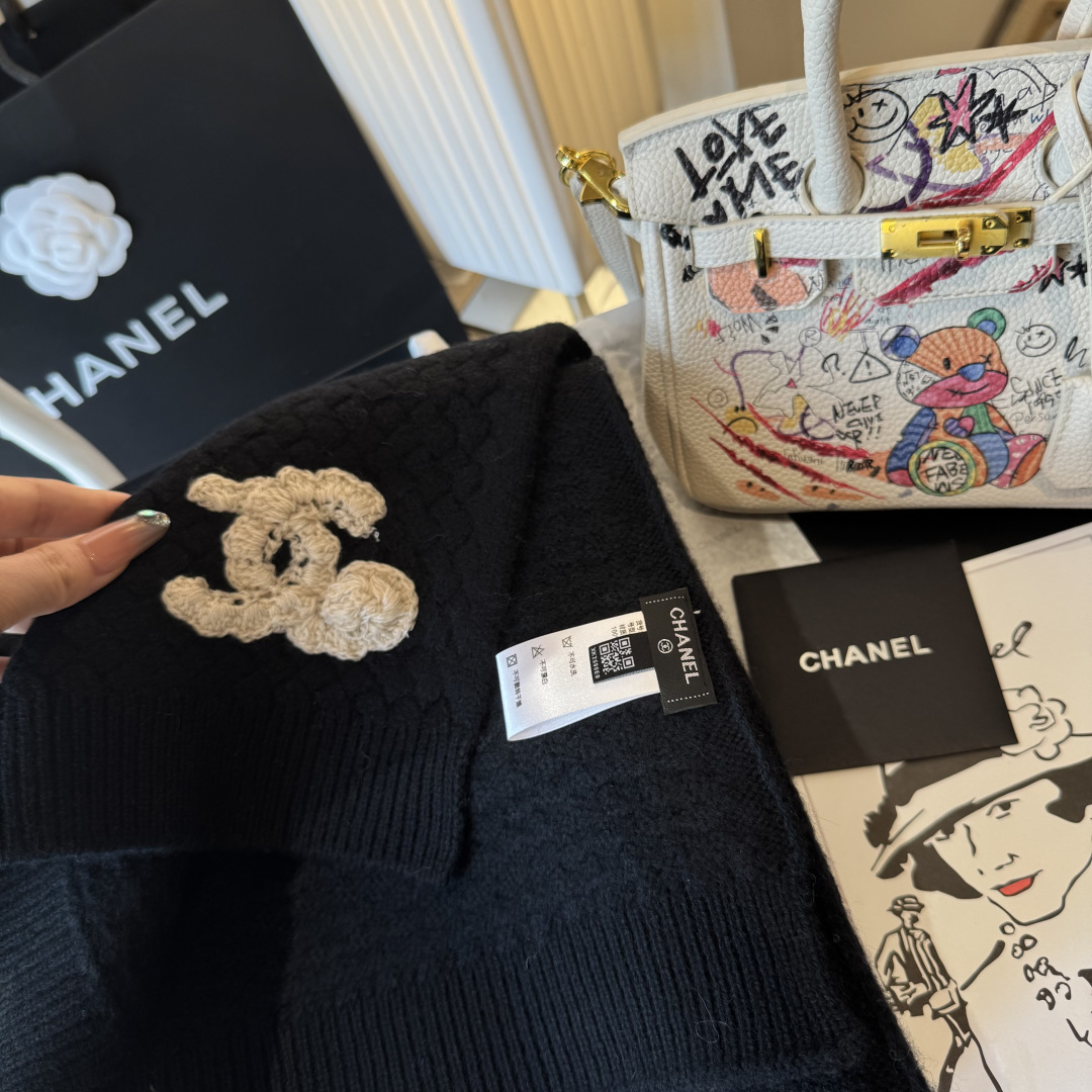 【香奶奶针织鳞片花纹羊绒围巾】以100%珍稀羊绒织就，30*180cm修长尺寸如云朵般轻盈环绕颈间。鳞片