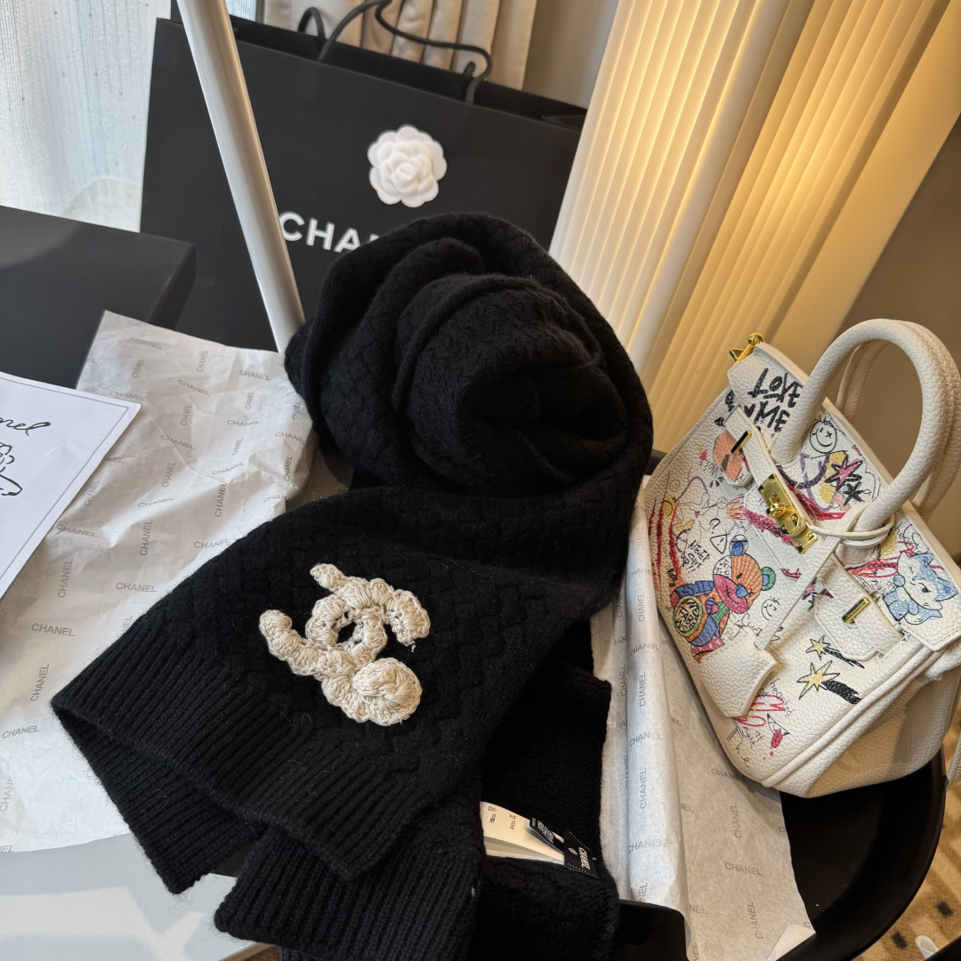 【香奶奶针织鳞片花纹羊绒围巾】以100%珍稀羊绒织就，30*180cm修长尺寸如云朵般轻盈环绕颈间。鳞片