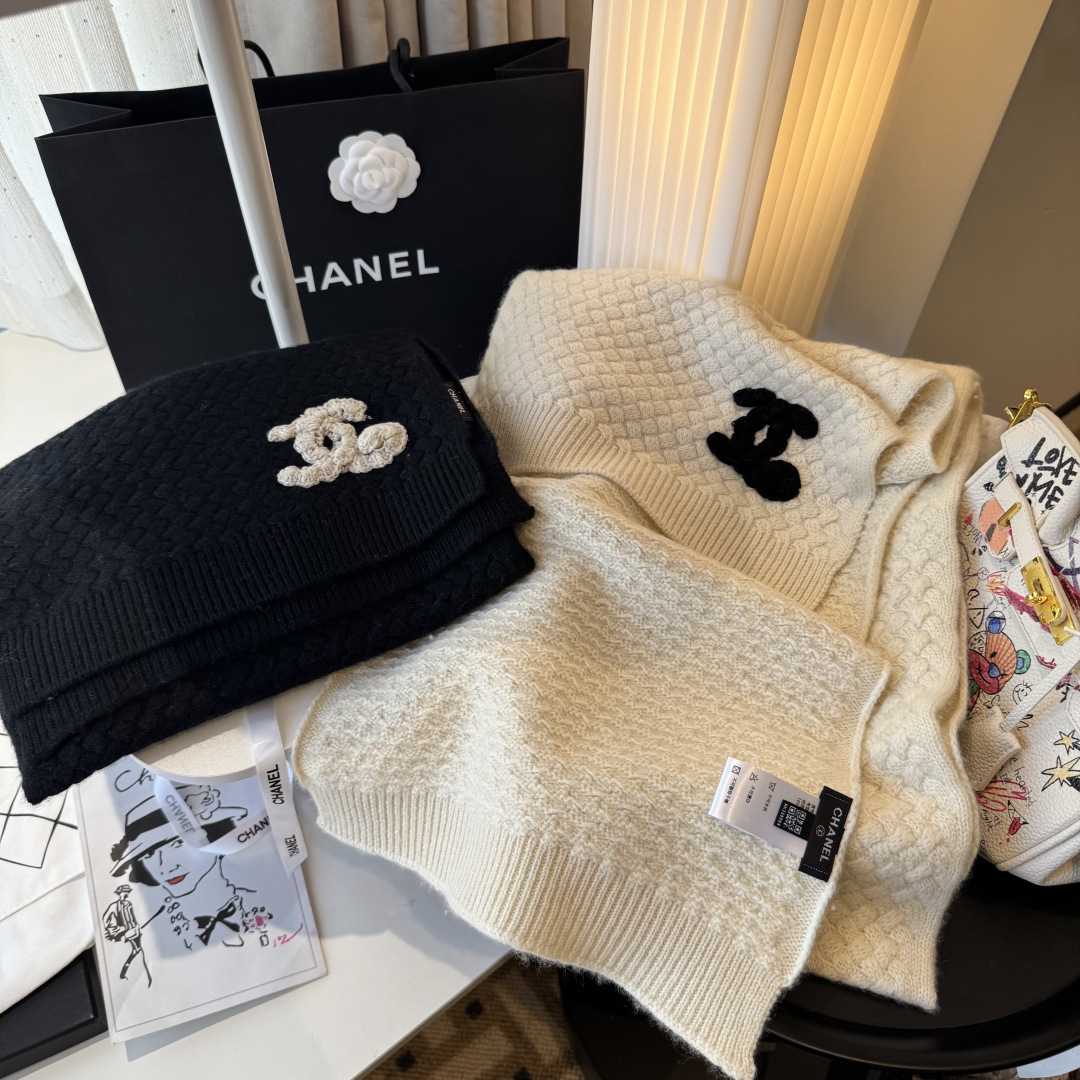 【香奶奶针织鳞片花纹羊绒围巾】以100%珍稀羊绒织就，30*180cm修长尺寸如云朵般轻盈环绕颈间。鳞片