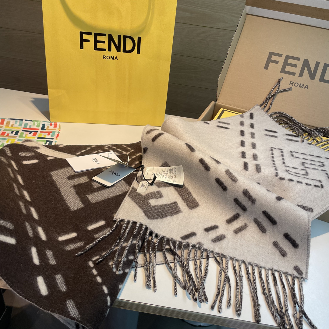 长款流苏围巾。深棕色羊毛材质，饰以提花Selleria Macro Check缝线图案(灵感源自标志性F