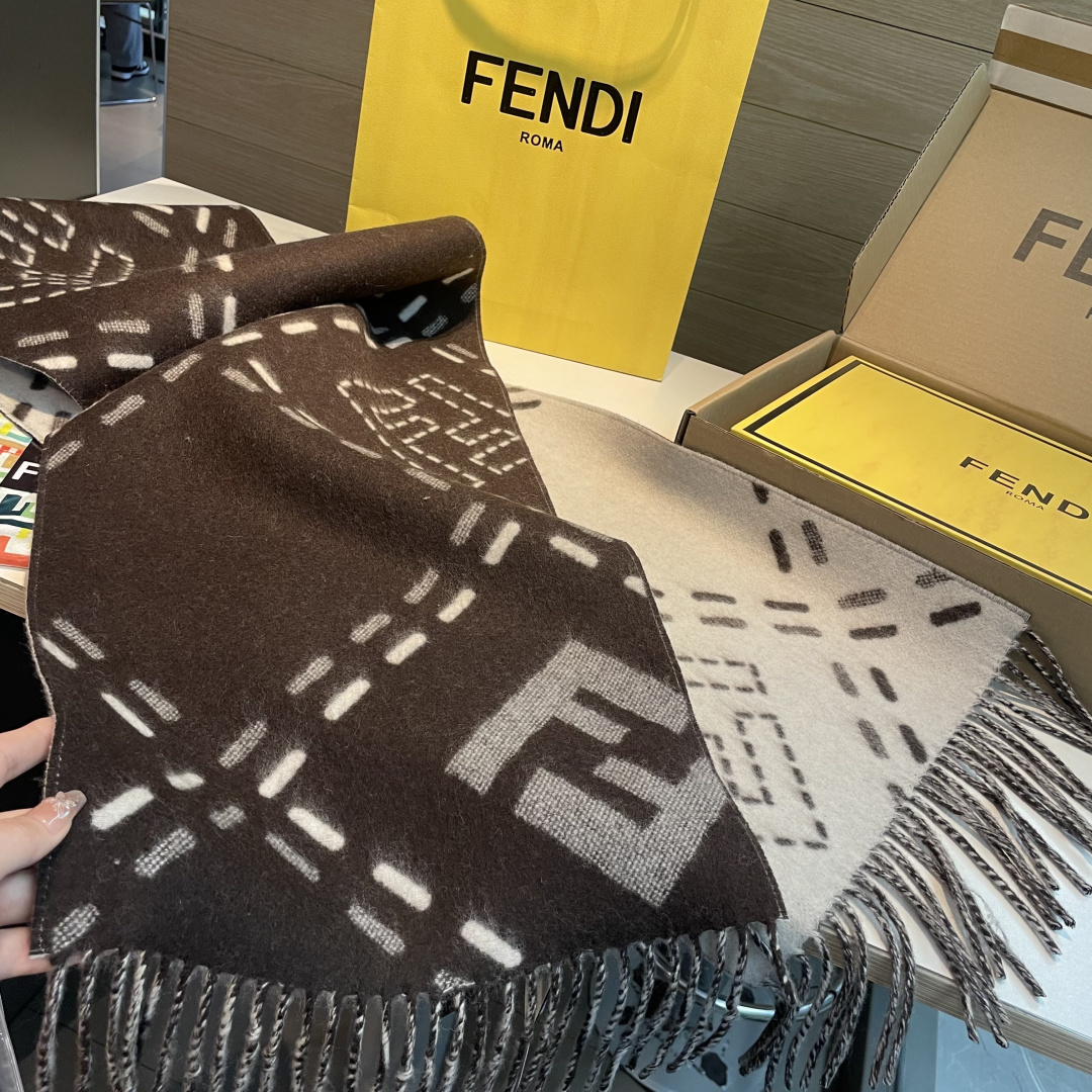 长款流苏围巾。深棕色羊毛材质，饰以提花Selleria Macro Check缝线图案(灵感源自标志性F