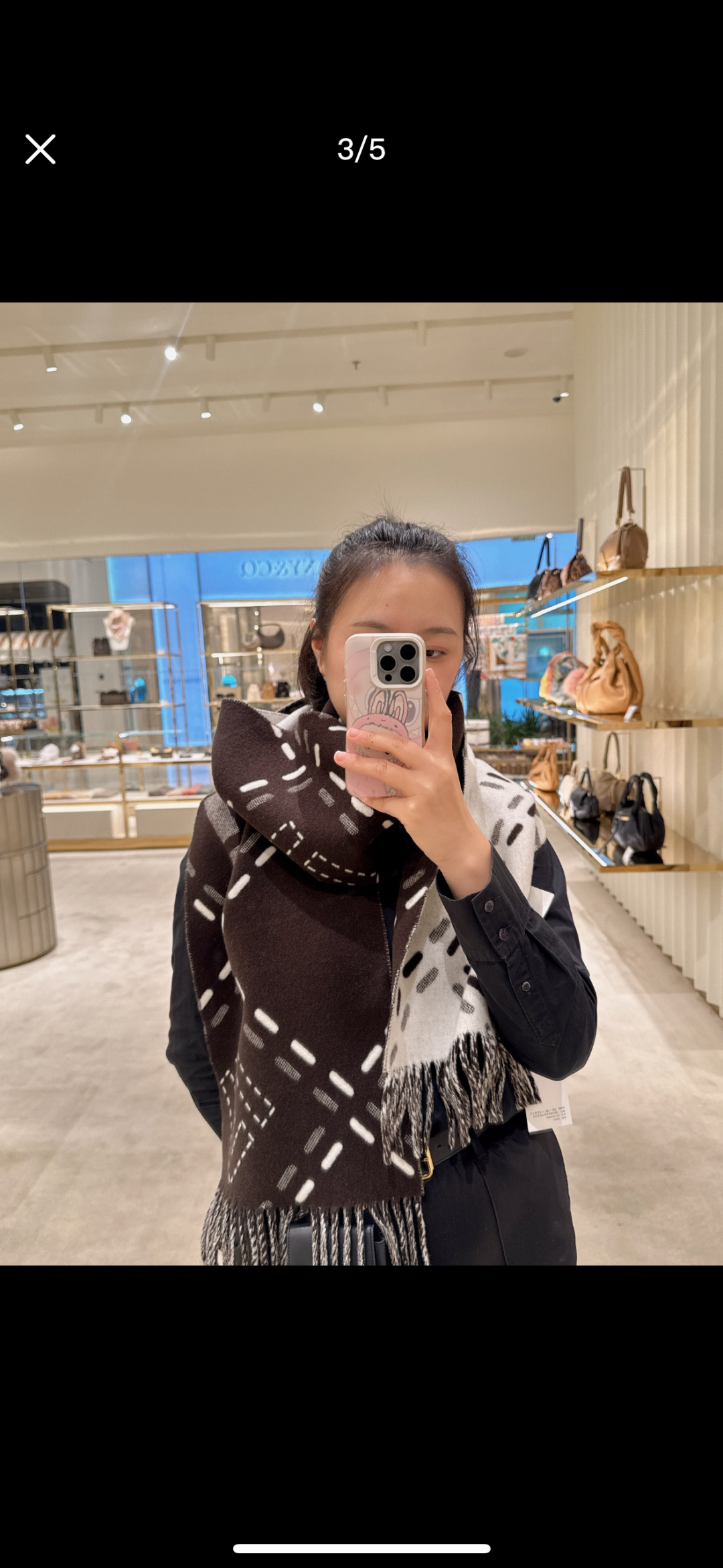 长款流苏围巾。深棕色羊毛材质，饰以提花Selleria Macro Check缝线图案(灵感源自标志性F