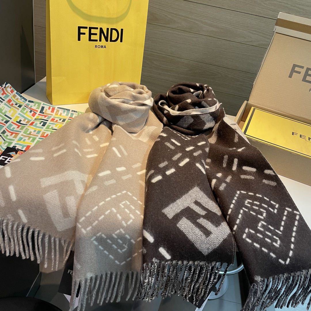 长款流苏围巾。深棕色羊毛材质，饰以提花Selleria Macro Check缝线图案(灵感源自标志性F