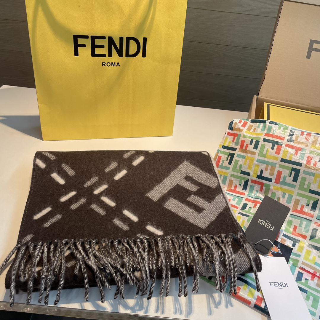 长款流苏围巾。深棕色羊毛材质，饰以提花Selleria Macro Check缝线图案(灵感源自标志性F