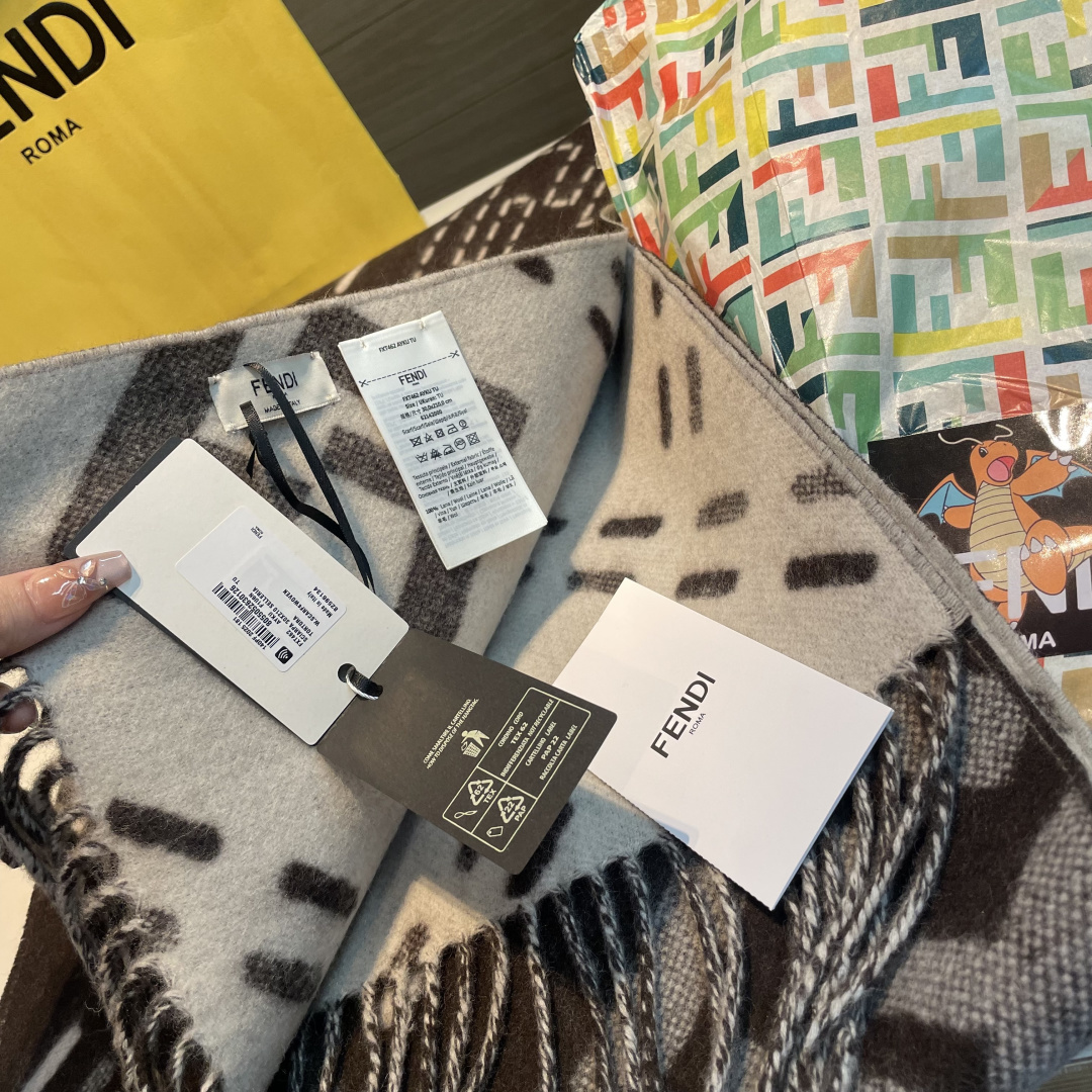 长款流苏围巾。深棕色羊毛材质，饰以提花Selleria Macro Check缝线图案(灵感源自标志性F