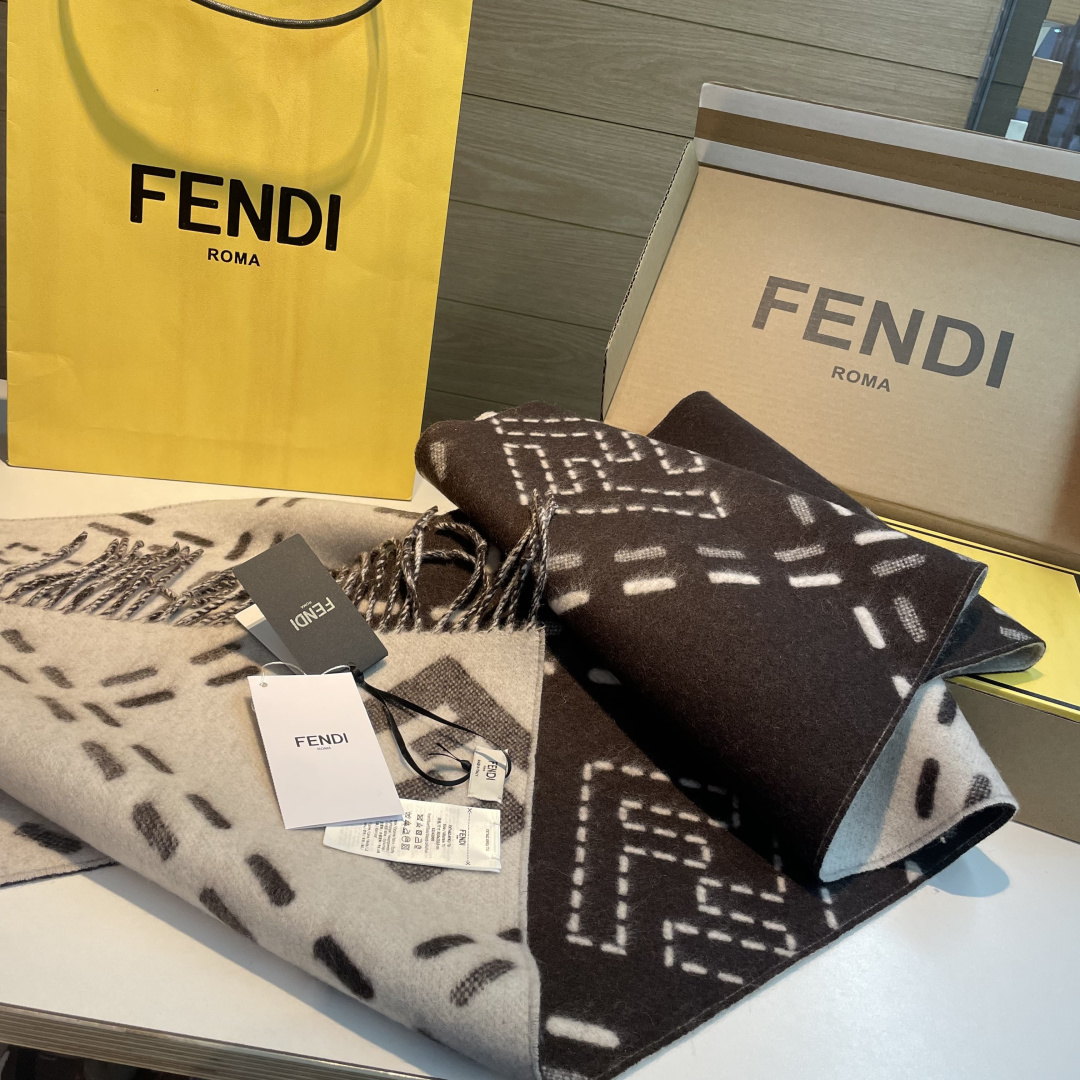 长款流苏围巾。深棕色羊毛材质，饰以提花Selleria Macro Check缝线图案(灵感源自标志性F