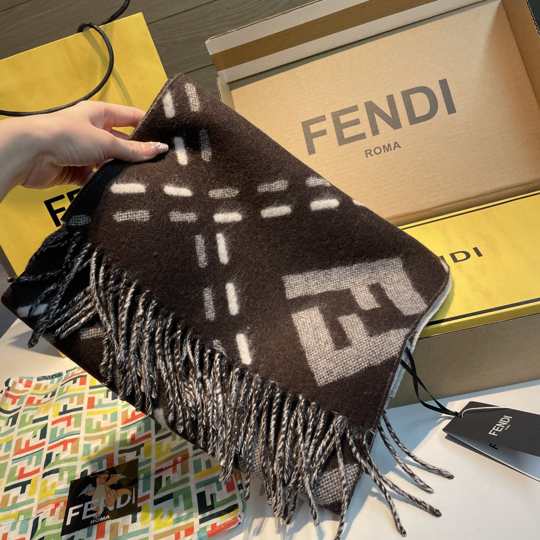 长款流苏围巾。深棕色羊毛材质，饰以提花Selleria Macro Check缝线图案(灵感源自标志性F