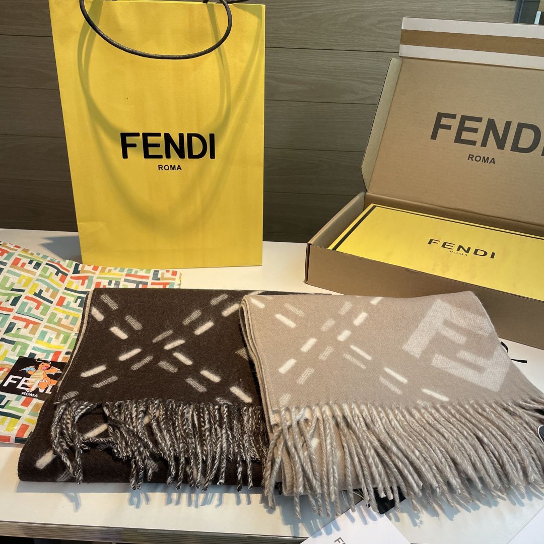 长款流苏围巾。深棕色羊毛材质，饰以提花Selleria Macro Check缝线图案(灵感源自标志性F