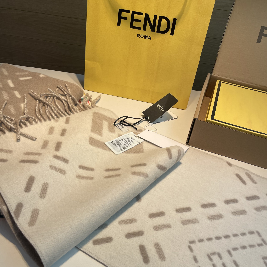 长款流苏围巾。深棕色羊毛材质，饰以提花Selleria Macro Check缝线图案(灵感源自标志性F