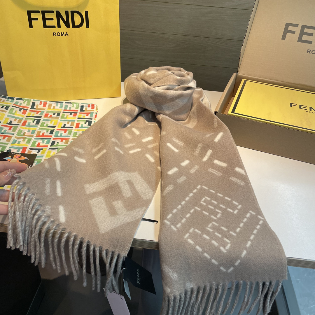 长款流苏围巾。深棕色羊毛材质，饰以提花Selleria Macro Check缝线图案(灵感源自标志性F
