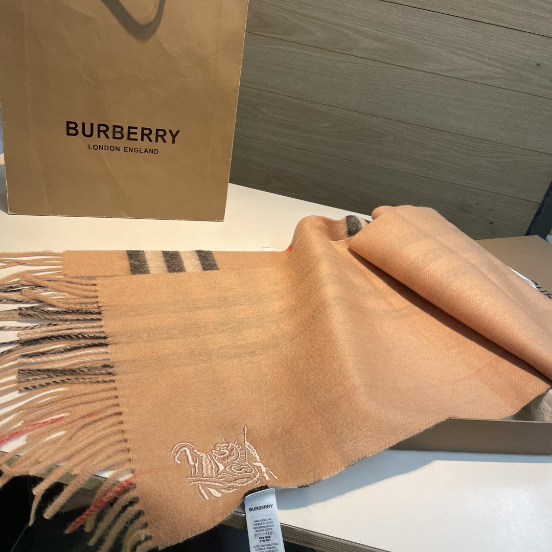 巴宝莉 👏👏超级有品百搭的款，。绝对质量好到爆的超值❗️最新出口🇬🇧男女羊绒围巾.手感细腻度非常好❗️关