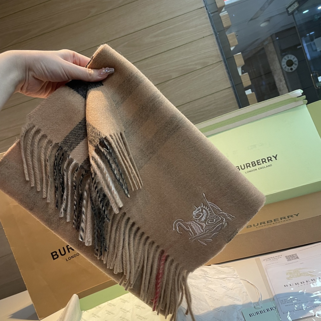 巴宝莉 👏👏超级有品百搭的款，。绝对质量好到爆的超值❗️最新出口🇬🇧男女羊绒围巾.手感细腻度非常好❗️关
