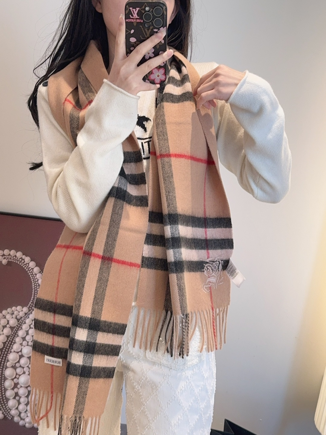 巴宝莉 👏👏超级有品百搭的款，。绝对质量好到爆的超值❗️最新出口🇬🇧男女羊绒围巾.手感细腻度非常好❗️关