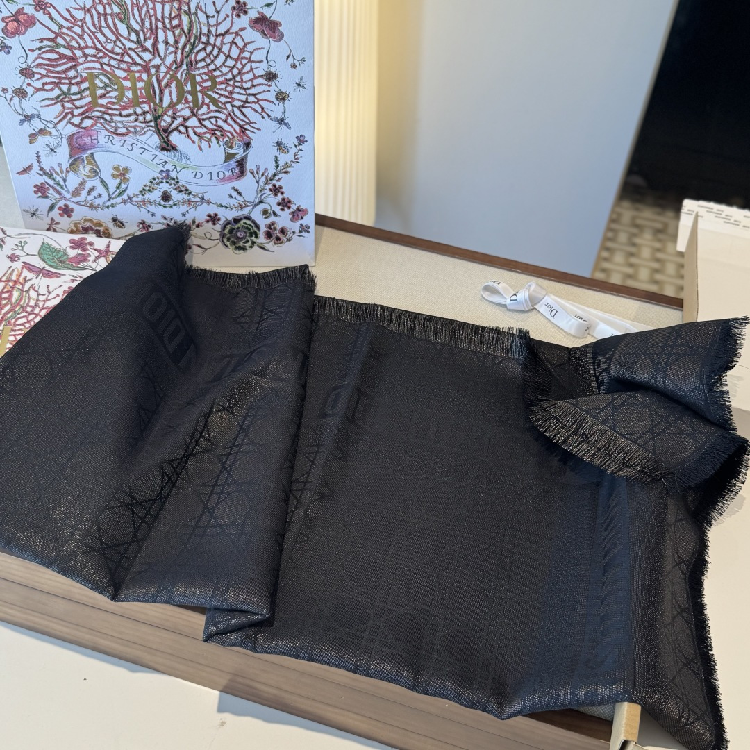 💚Dior经典菱格纹方巾，胭脂粉色超温柔，质地柔软轻盈，保暖又时髦。精致提花纹理，优雅气质满分，无论披肩