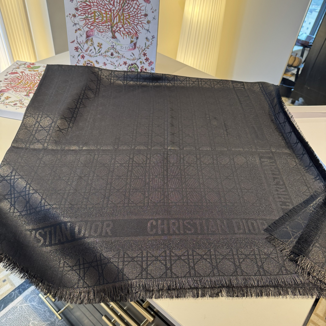 💚Dior经典菱格纹方巾，胭脂粉色超温柔，质地柔软轻盈，保暖又时髦。精致提花纹理，优雅气质满分，无论披肩