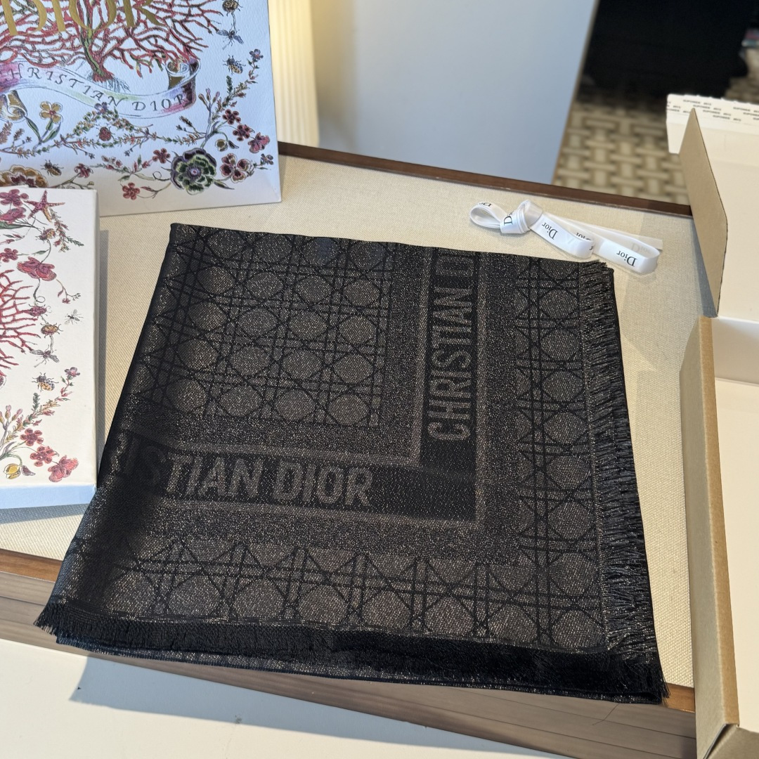 💚Dior经典菱格纹方巾，胭脂粉色超温柔，质地柔软轻盈，保暖又时髦。精致提花纹理，优雅气质满分，无论披肩
