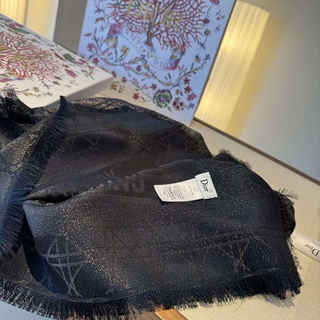 💚Dior经典菱格纹方巾，胭脂粉色超温柔，质地柔软轻盈，保暖又时髦。精致提花纹理，优雅气质满分，无论披肩