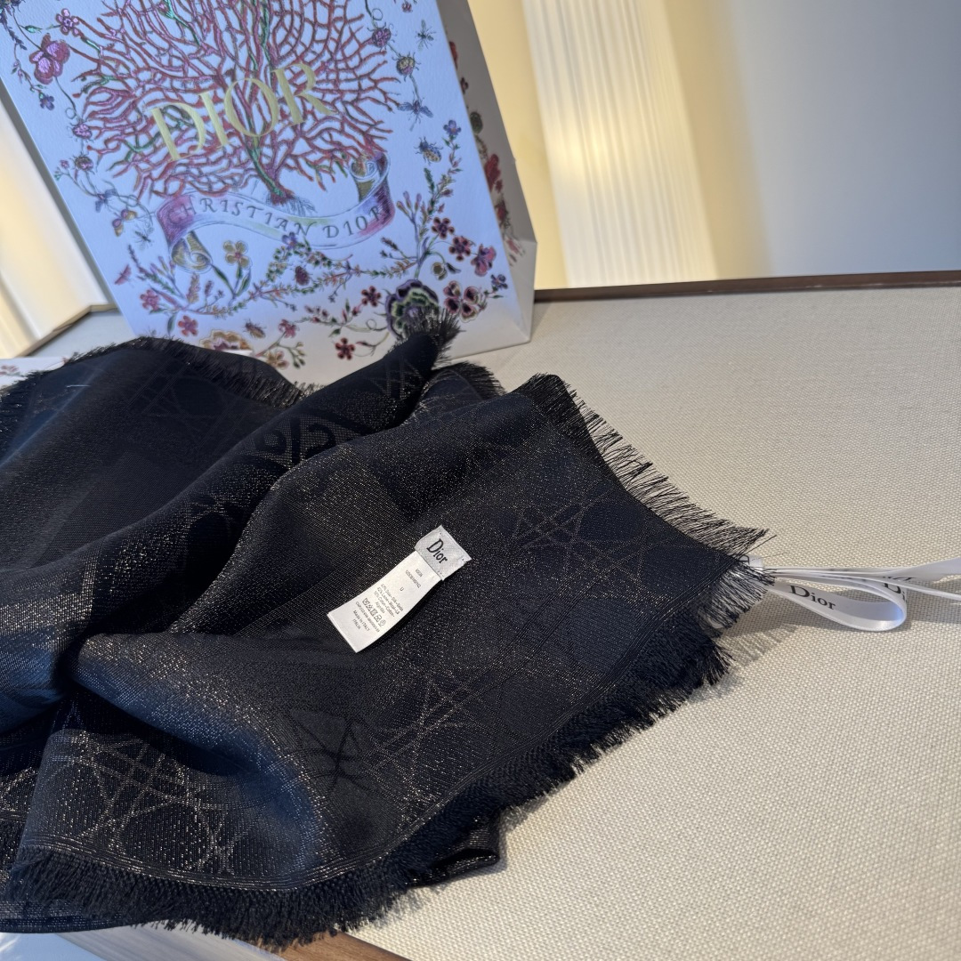 💚Dior经典菱格纹方巾，胭脂粉色超温柔，质地柔软轻盈，保暖又时髦。精致提花纹理，优雅气质满分，无论披肩