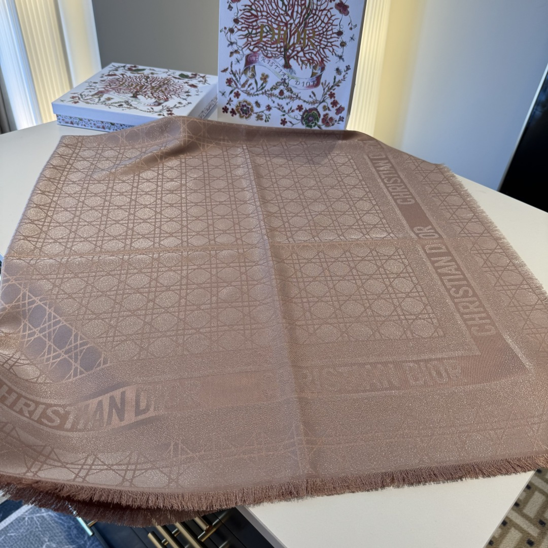 💚Dior经典菱格纹方巾，胭脂粉色超温柔，质地柔软轻盈，保暖又时髦。精致提花纹理，优雅气质满分，无论披肩