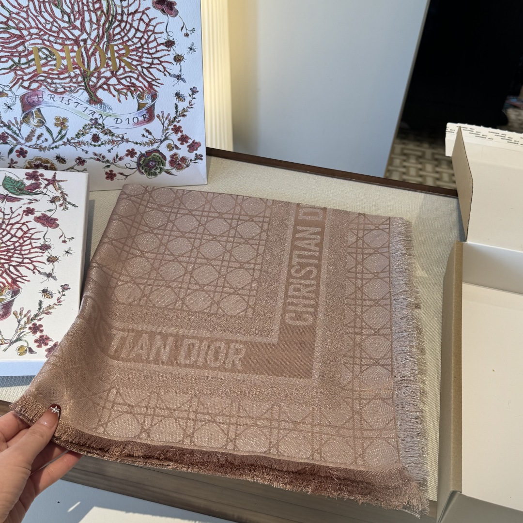 💚Dior经典菱格纹方巾，胭脂粉色超温柔，质地柔软轻盈，保暖又时髦。精致提花纹理，优雅气质满分，无论披肩