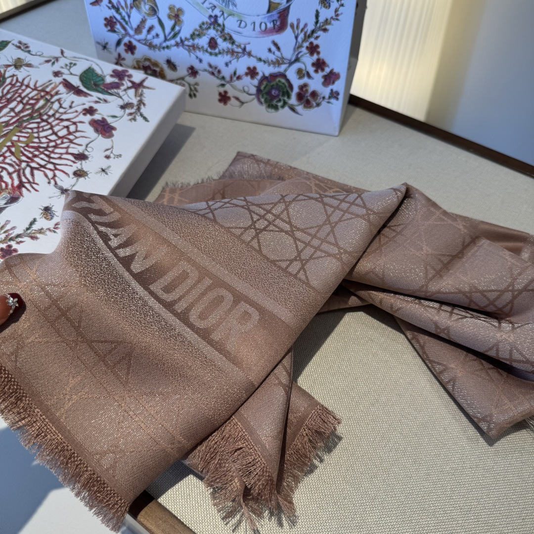 💚Dior经典菱格纹方巾，胭脂粉色超温柔，质地柔软轻盈，保暖又时髦。精致提花纹理，优雅气质满分，无论披肩