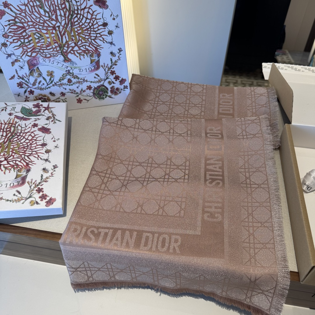 💚Dior经典菱格纹方巾，胭脂粉色超温柔，质地柔软轻盈，保暖又时髦。精致提花纹理，优雅气质满分，无论披肩