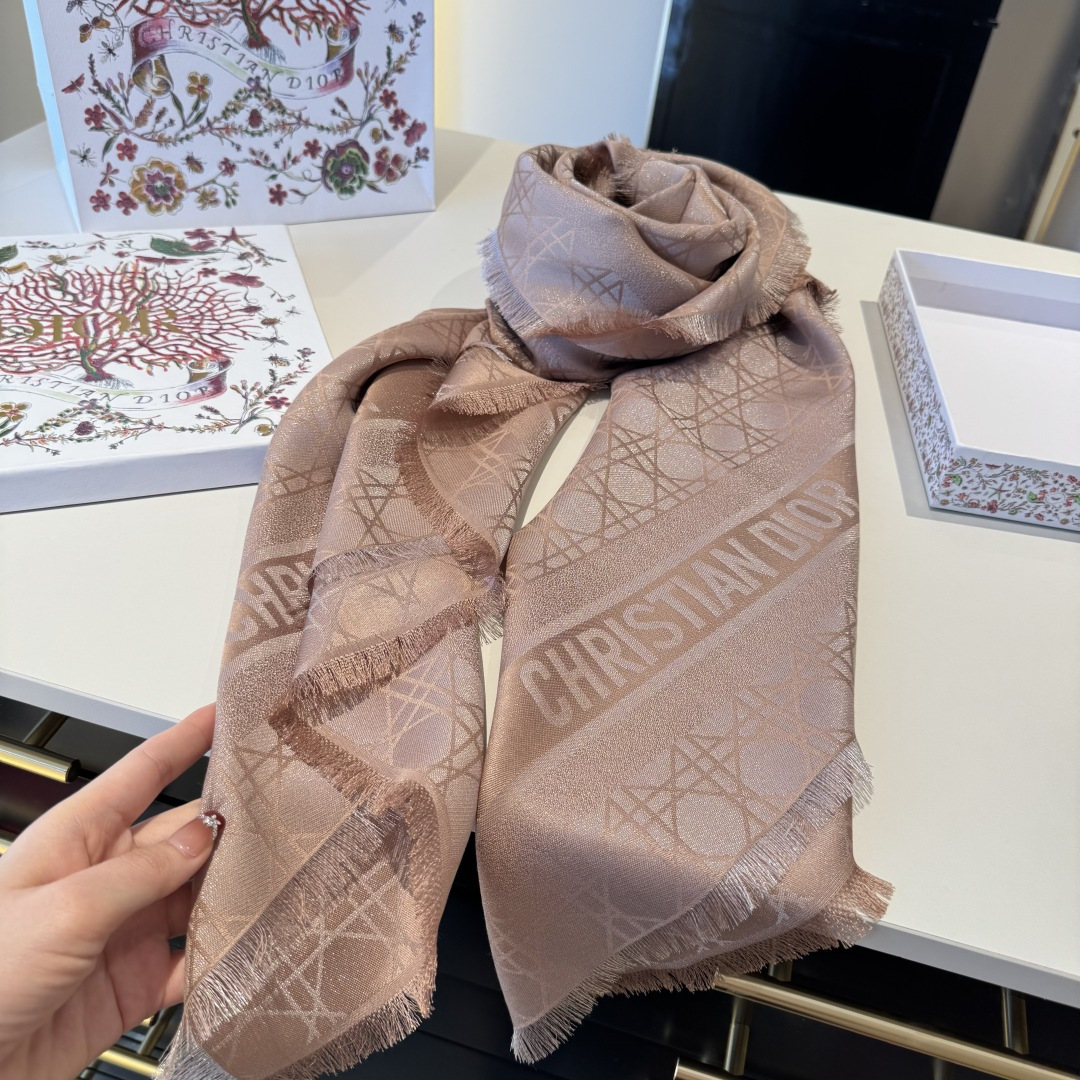 💚Dior经典菱格纹方巾，胭脂粉色超温柔，质地柔软轻盈，保暖又时髦。精致提花纹理，优雅气质满分，无论披肩