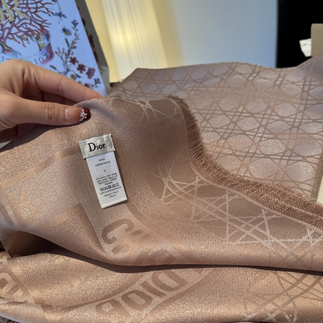 💚Dior经典菱格纹方巾，胭脂粉色超温柔，质地柔软轻盈，保暖又时髦。精致提花纹理，优雅气质满分，无论披肩