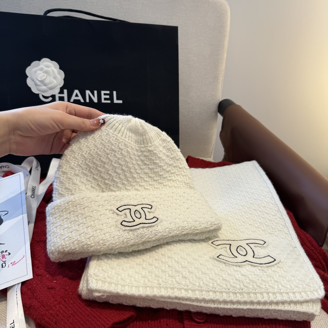 Chanel经典围巾帽子套装，百分百💯羊绒 暖暖呼呼，超级舒服～冬日小姐姐减龄神器哦～这个冬天你就差这么