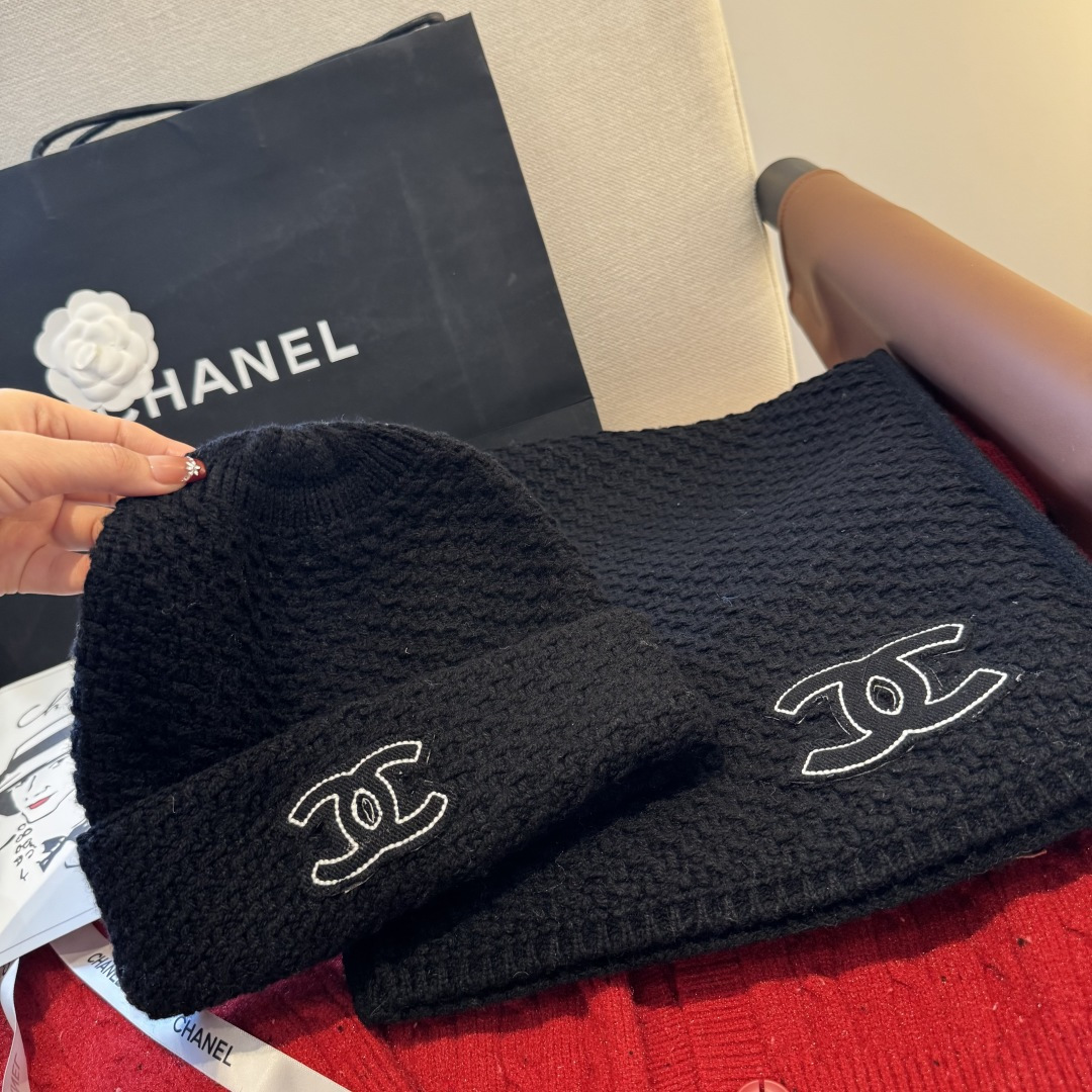 Chanel经典围巾帽子套装，百分百💯羊绒 暖暖呼呼，超级舒服～冬日小姐姐减龄神器哦～这个冬天你就差这么