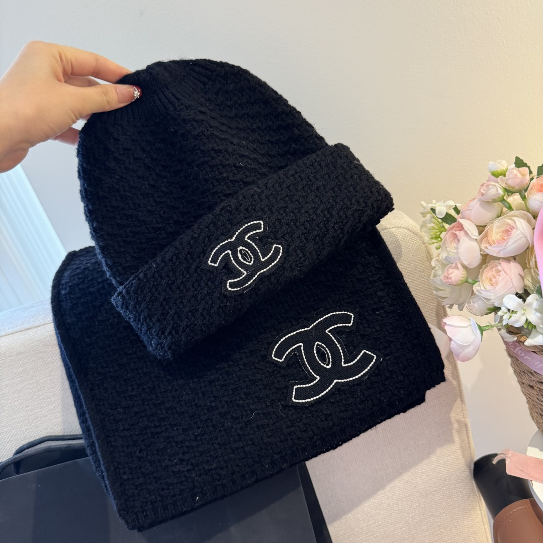 Chanel经典围巾帽子套装，百分百💯羊绒 暖暖呼呼，超级舒服～冬日小姐姐减龄神器哦～这个冬天你就差这么