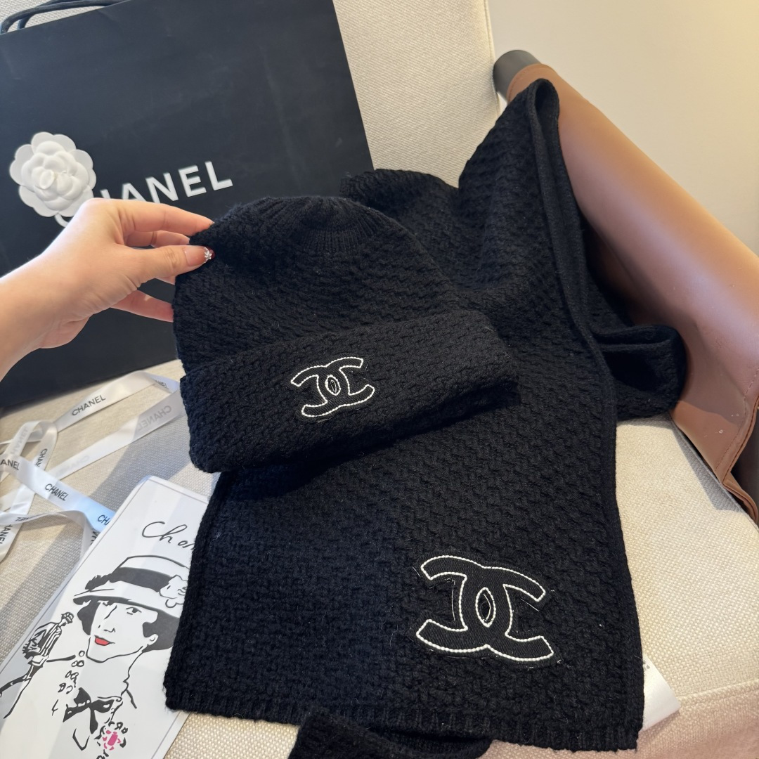 Chanel经典围巾帽子套装，百分百💯羊绒 暖暖呼呼，超级舒服～冬日小姐姐减龄神器哦～这个冬天你就差这么