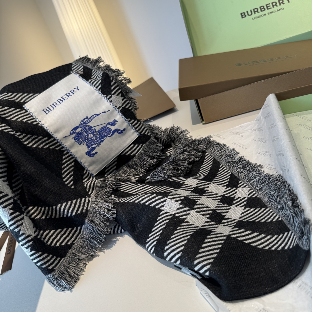 𝐁𝐔𝐑𝐁𝐄𝐑𝐑𝐘 • 𝟐𝟓ꫛꫀꪝ《骑士格纹长巾》张婧仪同款，原单品质！Size：200x65cm 70%