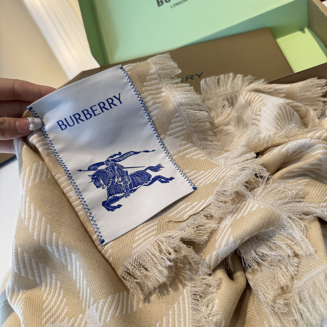 𝐁𝐔𝐑𝐁𝐄𝐑𝐑𝐘 • 𝟐𝟓ꫛꫀꪝ《骑士格纹长巾》张婧仪同款，原单品质！Size：200x65cm 70%