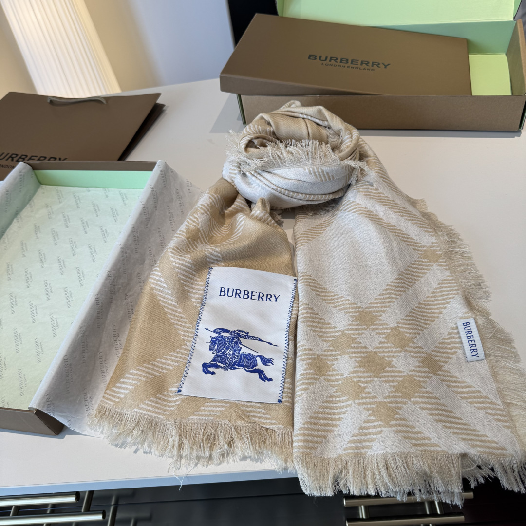 𝐁𝐔𝐑𝐁𝐄𝐑𝐑𝐘 • 𝟐𝟓ꫛꫀꪝ《骑士格纹长巾》张婧仪同款，原单品质！Size：200x65cm 70%