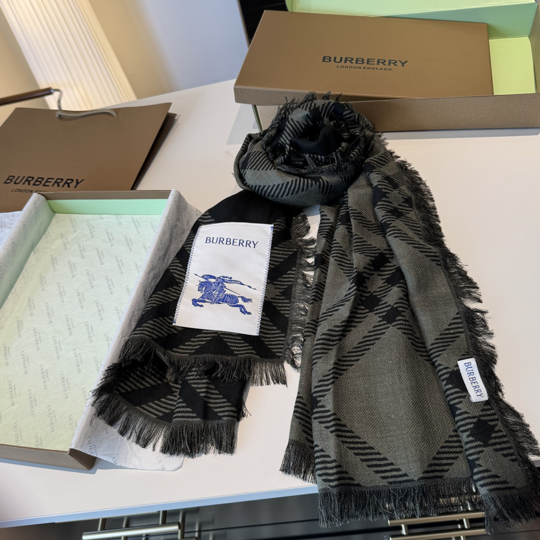 𝐁𝐔𝐑𝐁𝐄𝐑𝐑𝐘 • 𝟐𝟓ꫛꫀꪝ《骑士格纹长巾》张婧仪同款，原单品质！Size：200x65cm 70%