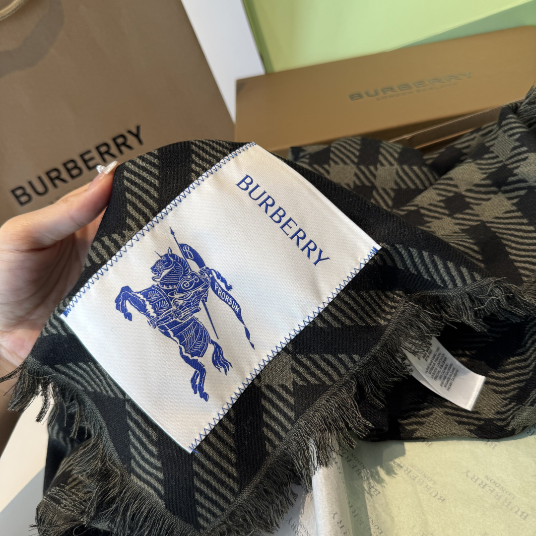 𝐁𝐔𝐑𝐁𝐄𝐑𝐑𝐘 • 𝟐𝟓ꫛꫀꪝ《骑士格纹长巾》张婧仪同款，原单品质！Size：200x65cm 70%