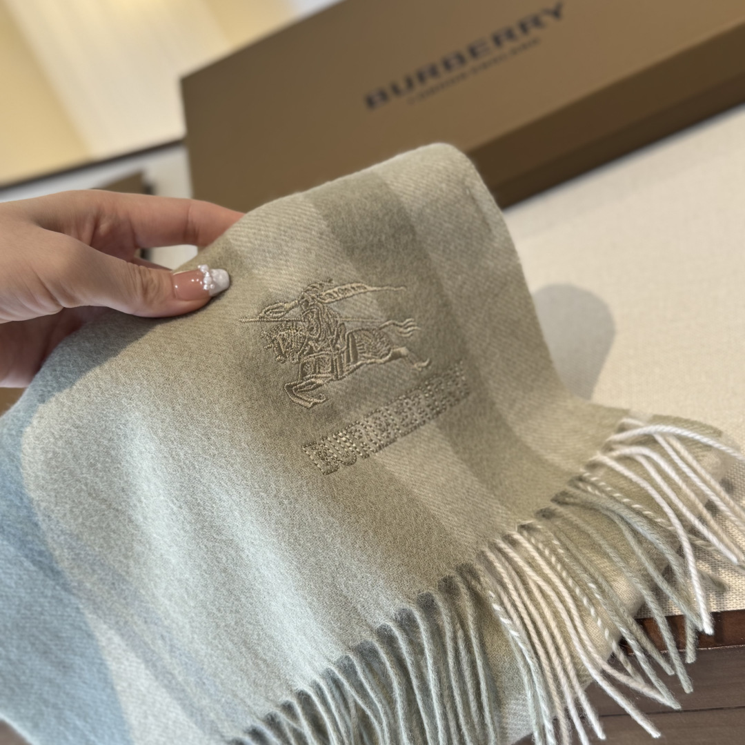 ✨✨Burberry · 巴宝莉双面围巾❗好看的要疯掉了，太有型太有魅力了❗❗非常斯文时尚的秋冬单品！真