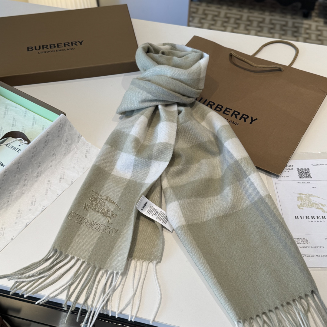 ✨✨Burberry · 巴宝莉双面围巾❗好看的要疯掉了，太有型太有魅力了❗❗非常斯文时尚的秋冬单品！真