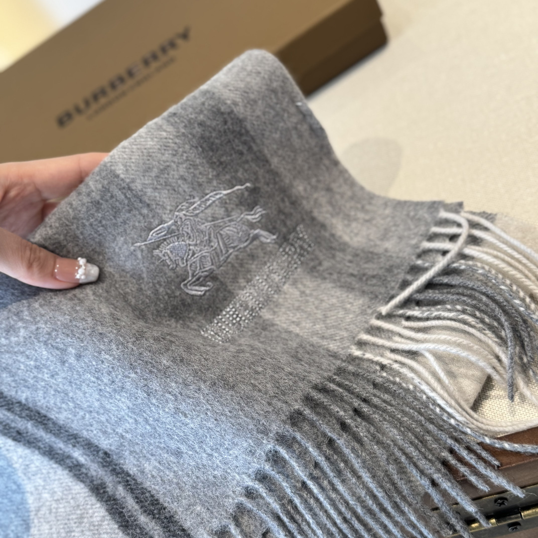 ✨✨Burberry · 巴宝莉双面围巾❗好看的要疯掉了，太有型太有魅力了❗❗非常斯文时尚的秋冬单品！真