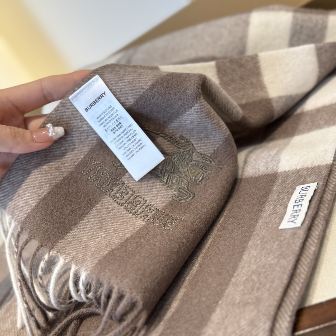 ✨✨Burberry · 巴宝莉双面围巾❗好看的要疯掉了，太有型太有魅力了❗❗非常斯文时尚的秋冬单品！真