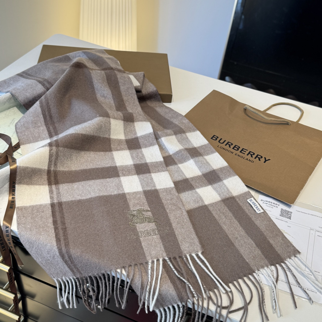 ✨✨Burberry · 巴宝莉双面围巾❗好看的要疯掉了，太有型太有魅力了❗❗非常斯文时尚的秋冬单品！真
