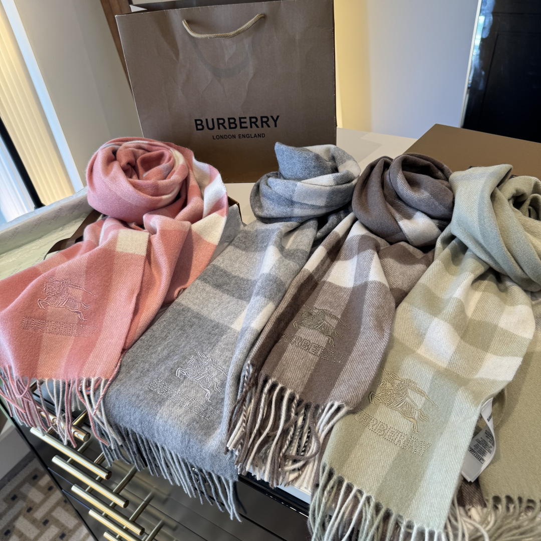 ✨✨Burberry · 巴宝莉双面围巾❗好看的要疯掉了，太有型太有魅力了❗❗非常斯文时尚的秋冬单品！真