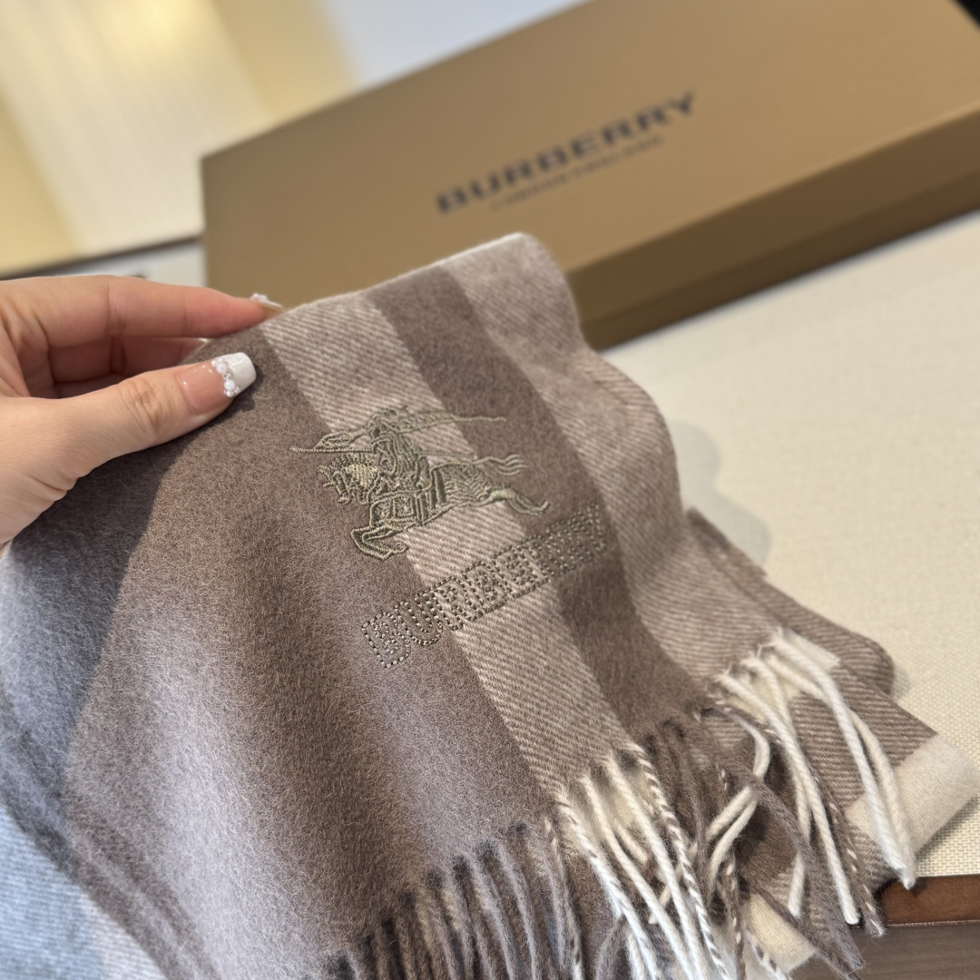 ✨✨Burberry · 巴宝莉双面围巾❗好看的要疯掉了，太有型太有魅力了❗❗非常斯文时尚的秋冬单品！真