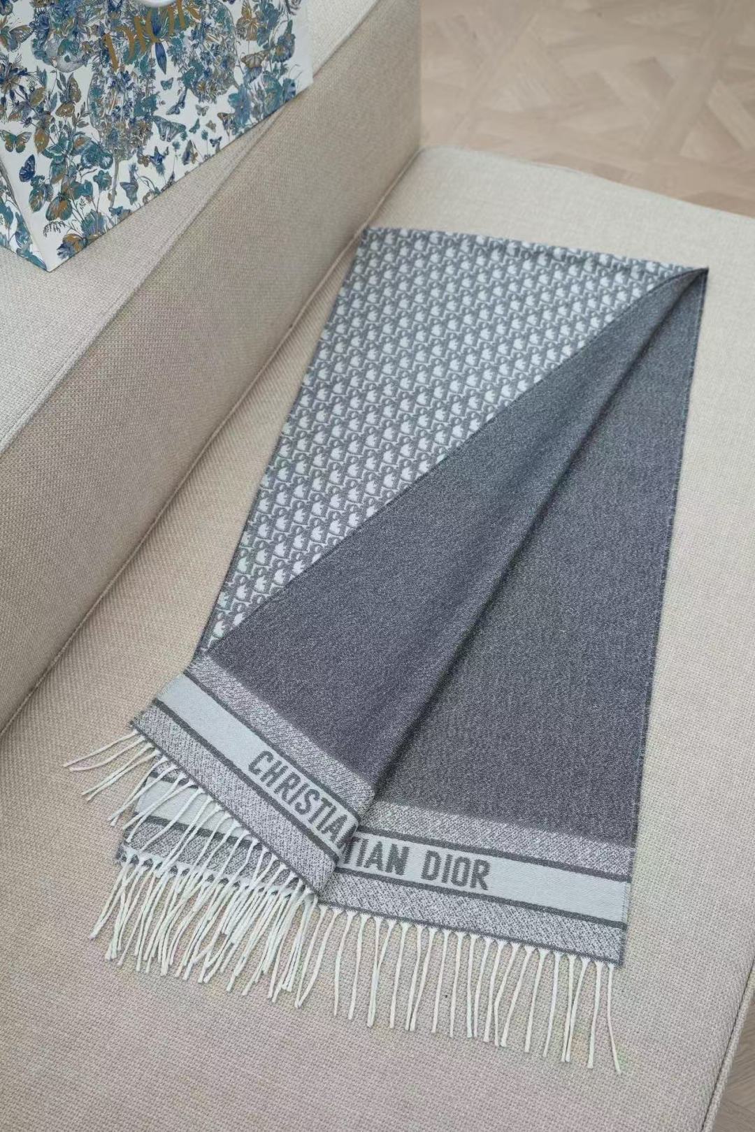 芯片版银丝线高品质Dior（迪奥）最新款 · 这款 Oblique 印花围巾重新诠释 Dior 经典标识