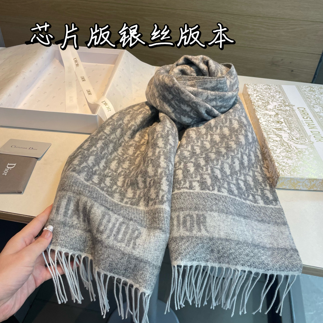 芯片版银丝线高品质Dior（迪奥）最新款 · 这款 Oblique 印花围巾重新诠释 Dior 经典标识